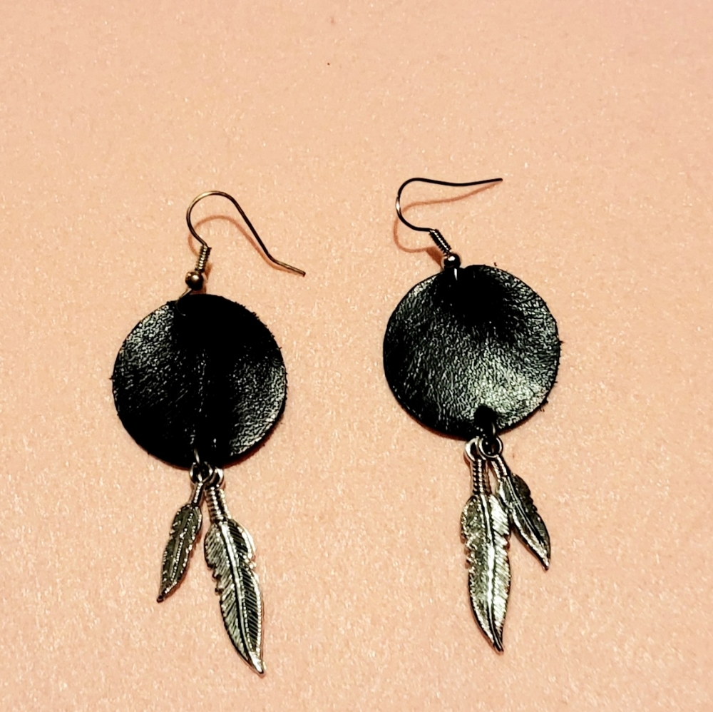 Round Felt and Polyester Earrings, Silver Feathers.